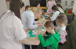 Папин день в детской больнице: творческие мастер-классы от активисток БСЖ ГомГМУ 