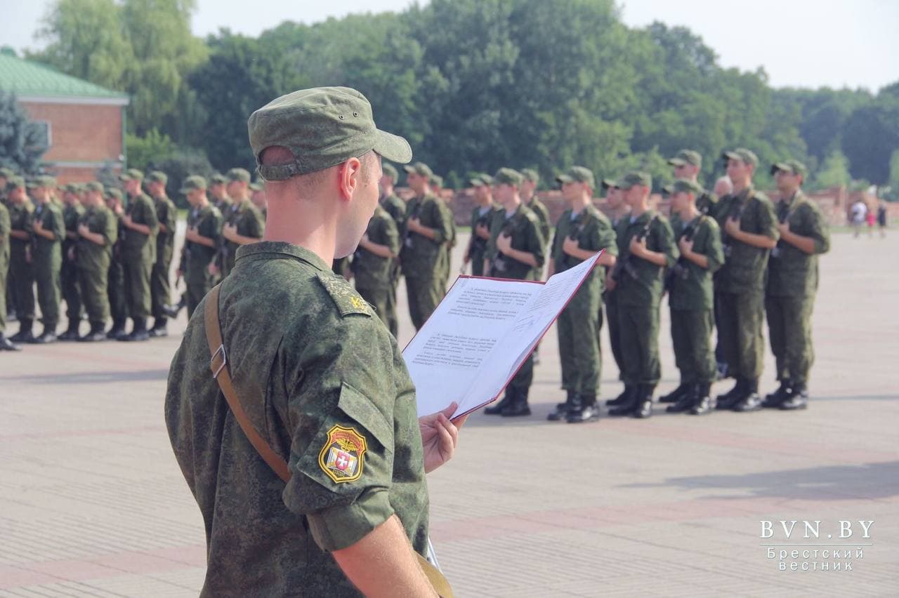 Описание фотографии военная присяга