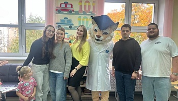 Подарок от сердца: будущие врачи и юные пациенты поздравили мам с праздником