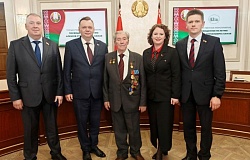 Человек-эпоха: <b>ректор</b> ГомГМУ в составе областной делегации поздравила с 90-летием Алексея Камая