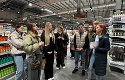 Практикум на объекте торговли: студенты и старшеклассники осваивали тонкости гигиены питания