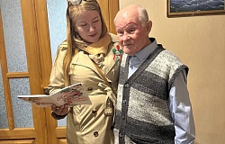 Связь поколений: сотрудники кафедр МПФ и студенты поздравили ветерана труда Ивана Михайловича Отрощенко с Днём Победы