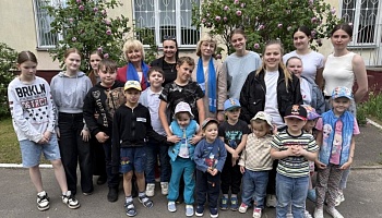 Согреем ладошки, разбудим сердца: поздравление воспитанников социально-педагогического центра с Днём защиты детей    